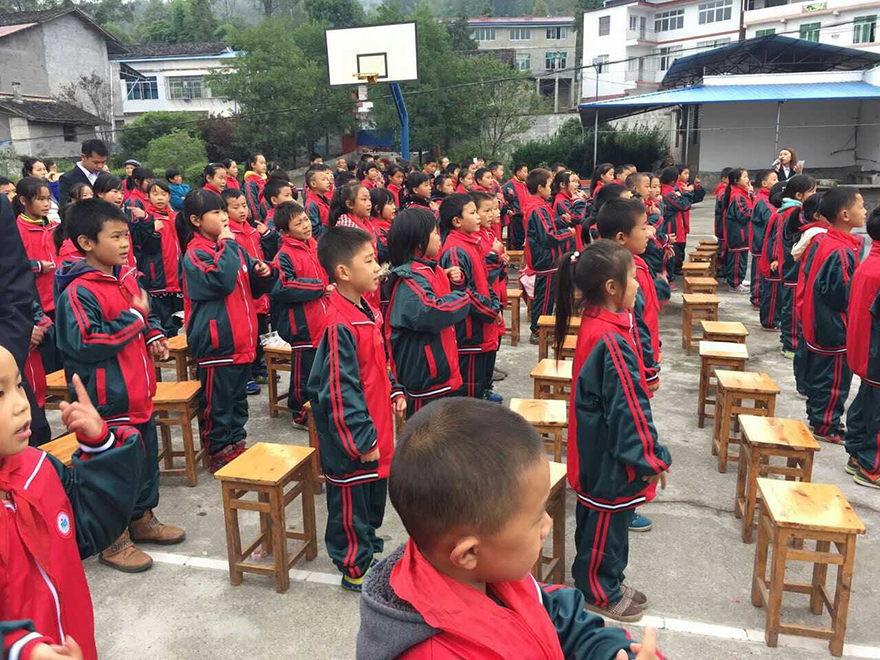 貧困山區(qū)小學(xué)校服定制