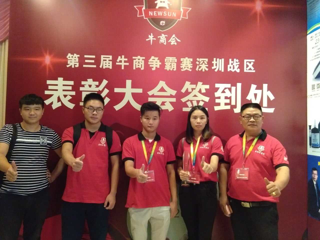 校服訂做設(shè)計(jì)團(tuán)隊(duì)