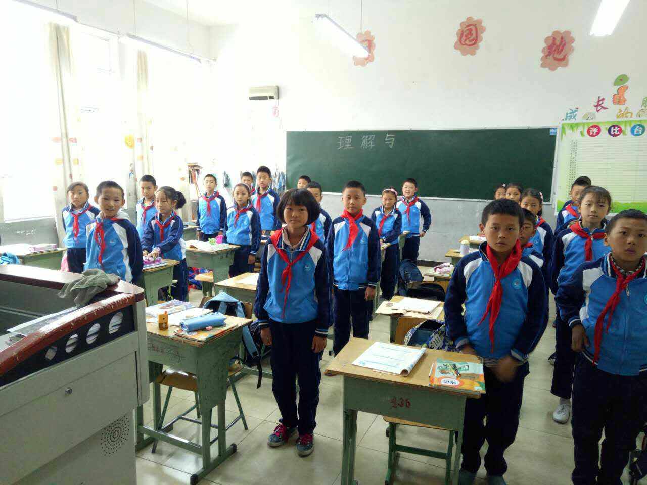 在選擇定制校服款式是否追求學(xué)生的意愿
